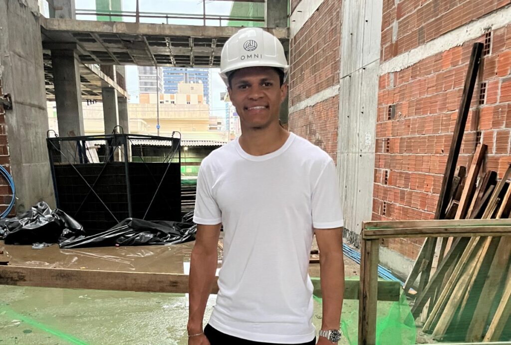 Convocado para a Copa, Douglas Santos investe em complexo na Paraíba
