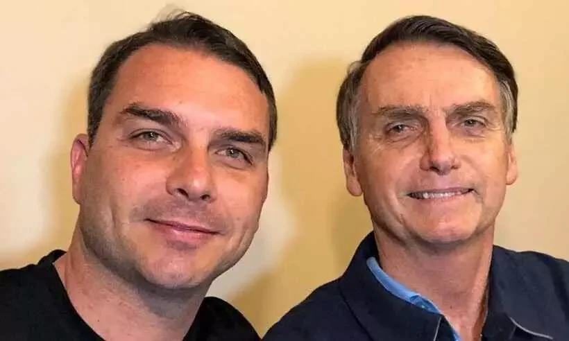 Moraes pede que PGR analise inclusão de Jair e Flávio Bolsonaro em inquérito