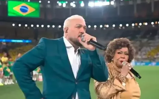 Hino cantado por Belo e Alcione no Maracanã gera críticas