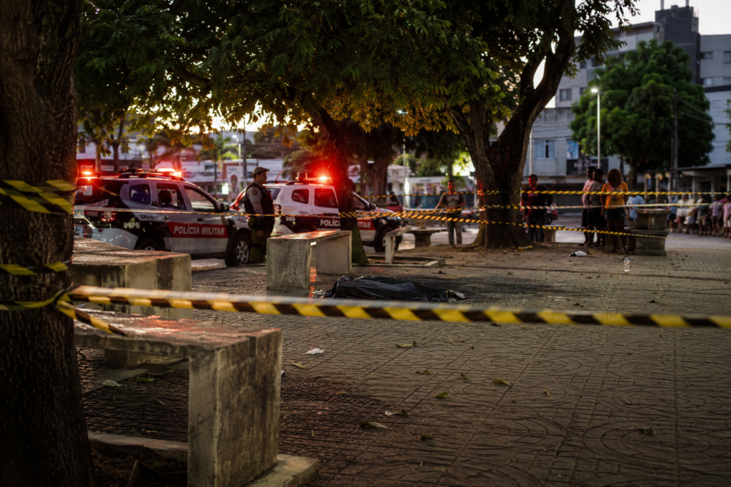 Tentativa de assalto na Praça da Paz termina com suspeito morto e duas pessoas baleadas em João Pessoa