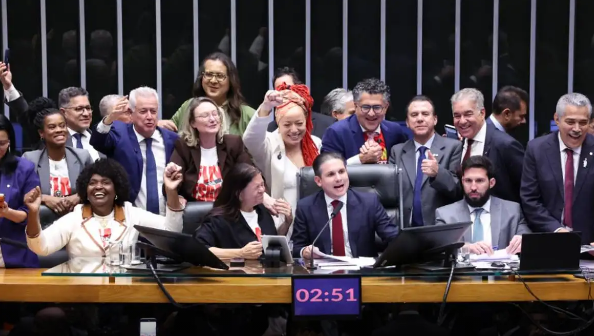 Câmara aprova PEC que acaba com escala 6×1; texto vai ao Senado