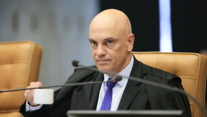 Flávio Bolsonaro aciona STF contra Alexandre de Moraes