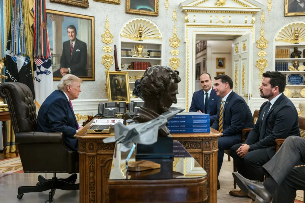Trump posta foto com Flávio Bolsonaro após nova taxa ao Brasil