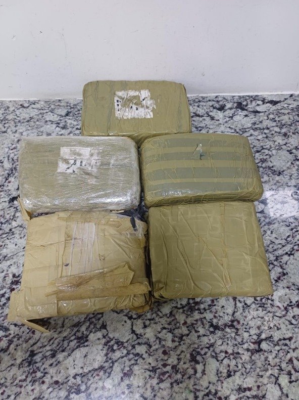 PRF apreende 5,3 kg de drogas e prende suspeito de tráfico em Mamanguape (Vídeo)