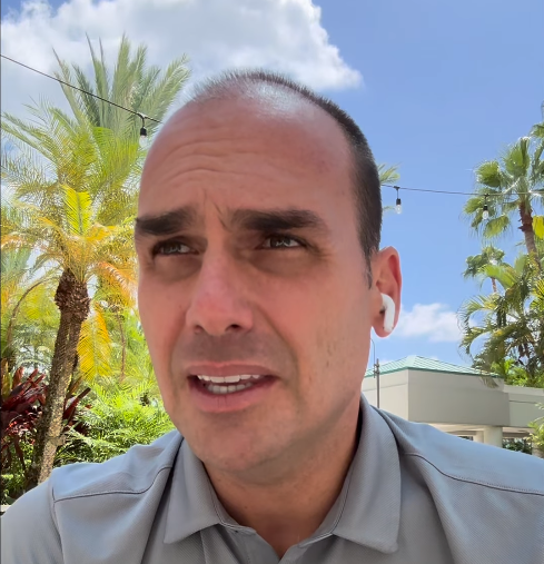 Eduardo Bolsonaro é demitido da PF por abandono de cargo após mais de 30 dias de faltas.